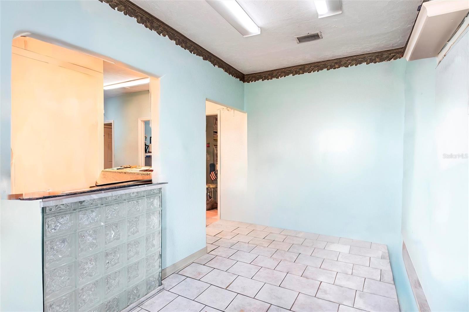 2081 TAMIAMI TRAIL
