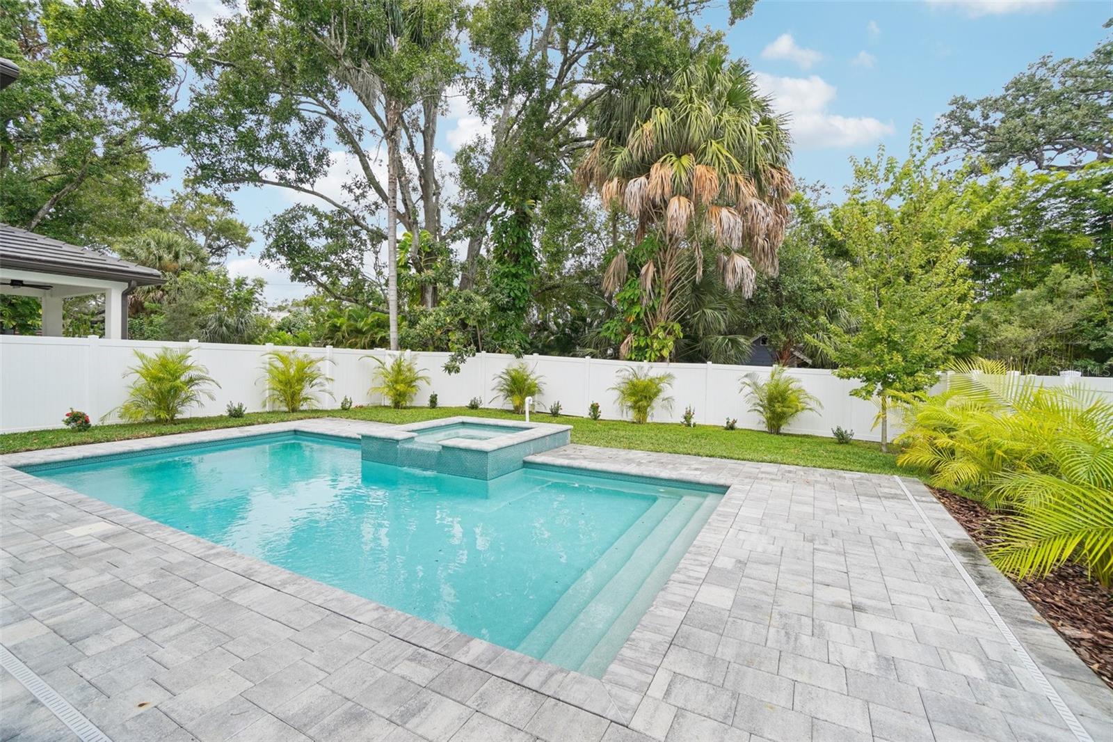 SUBURB ROYAL - Residential