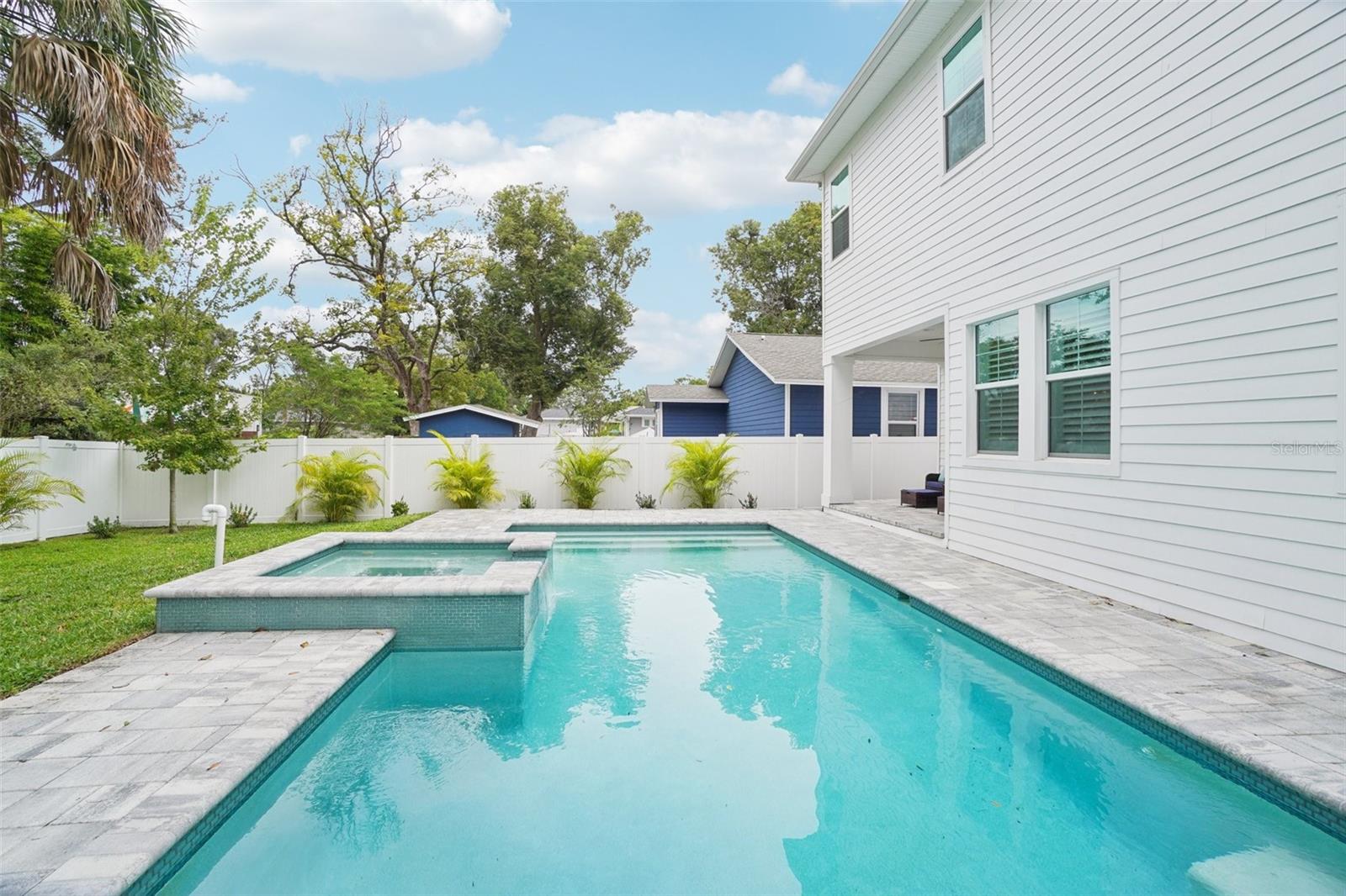 SUBURB ROYAL - Residential