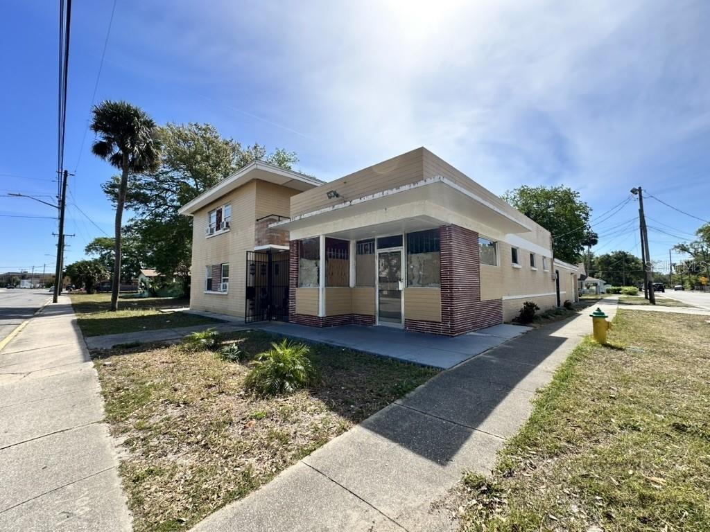 Calling all investors seeking a value-add gem! This 7-unit mixed-use property in Daytona Beach offers a fantastic opportunity for growth. Its prime location provides unparalleled access: a mere 7-minute stroll to Bethune-Cookman University, and just 2 miles to the Daytona Speedway, airport, and the beach. Capitalize on this well-positioned asset!