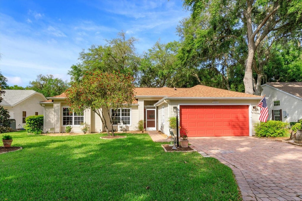 Photo of 25845 Glen Eagle Dr, Leesburg, FL 34748 (MLS # G5117944)