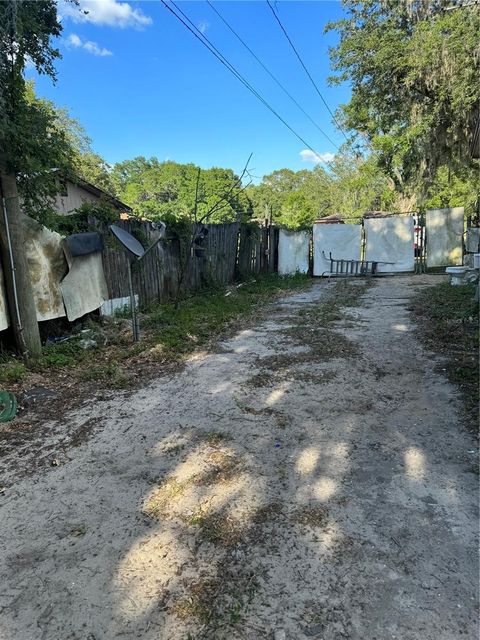 A home in LAKELAND