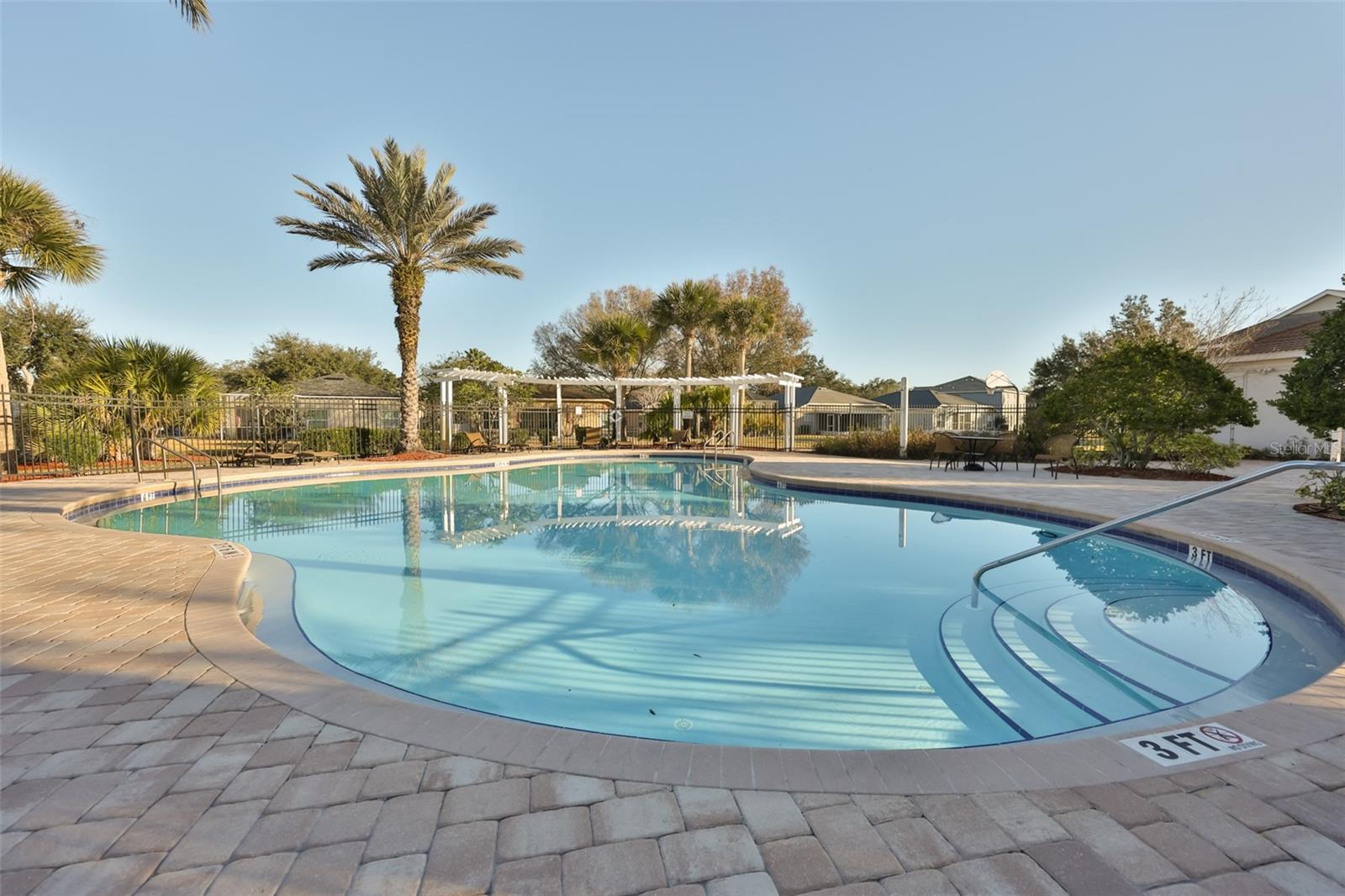 COUNTRY CHASE - Residential