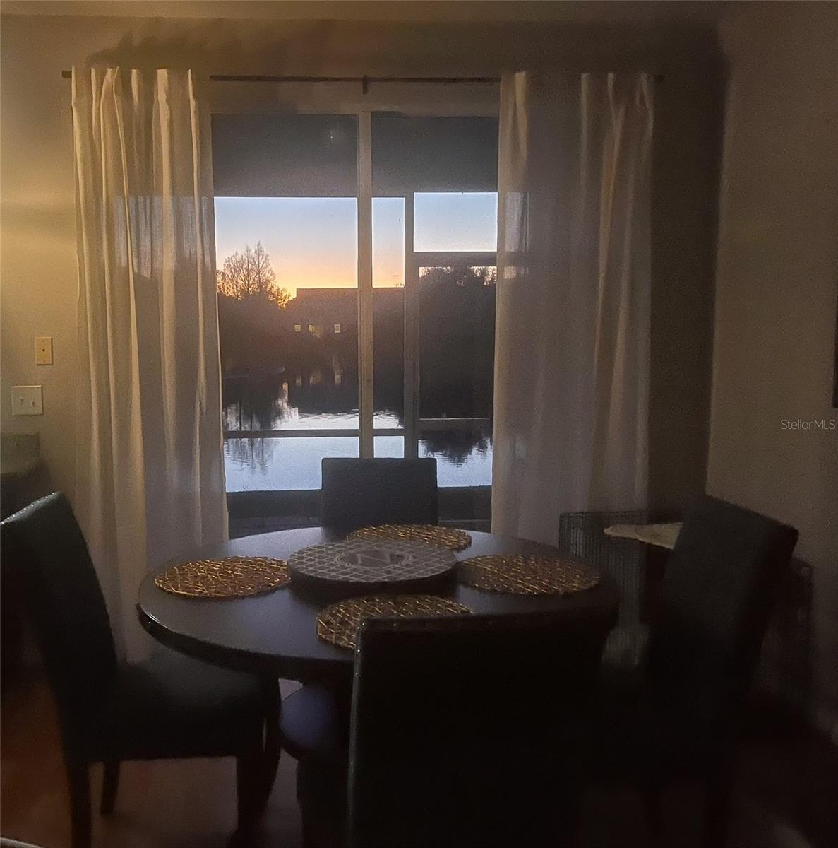 COUNTRY CHASE - Residential