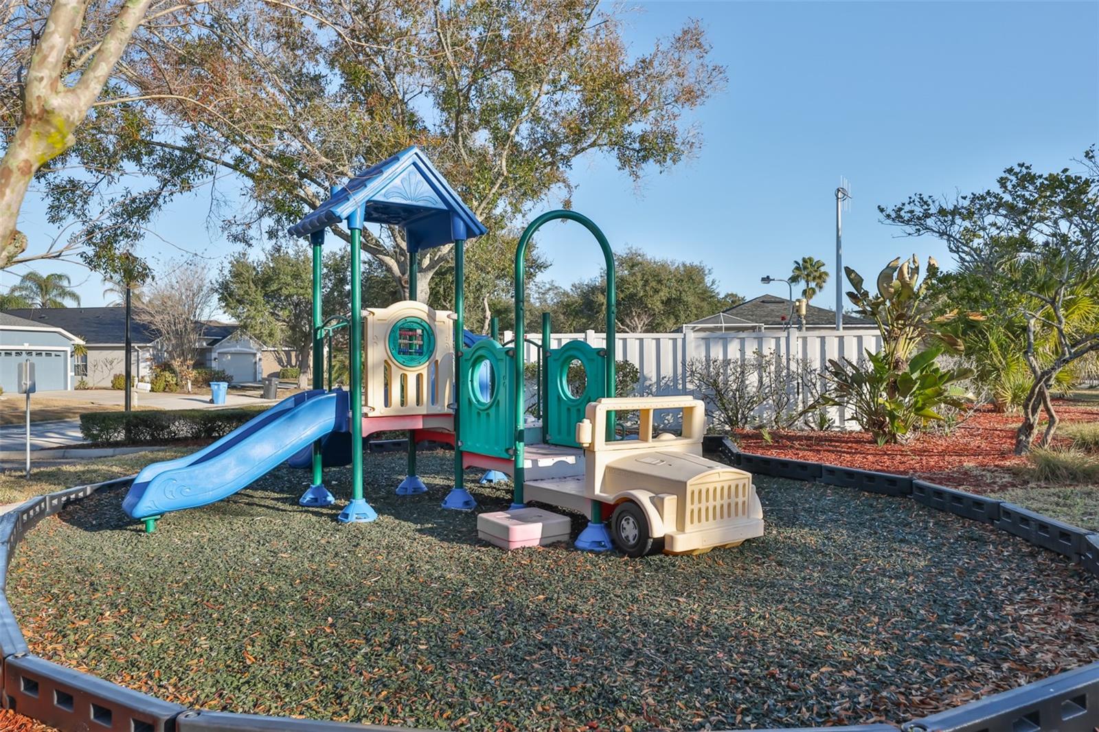 COUNTRY CHASE - Residential