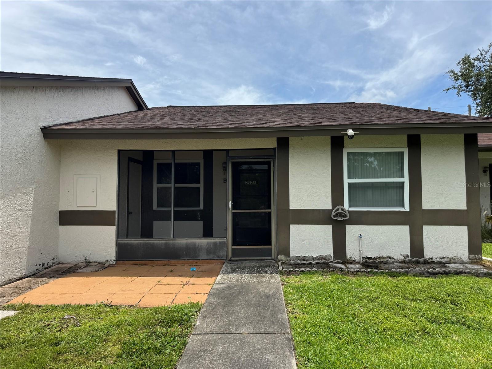This Villa for Rent includes 2 spacious bedrooms, split plan, extra office space and paver patio out back. There is eat-in space in the kitchen and living/dining combo. Washer and Dryer are inside. No pets are allowed in the community. Internet and Basic Cable is included in the rent. Zoned for all the best Palm Harbor schools. Walking distance to shopping and restaurants.
Close to downtown Palm Harbor for community events and 2 beaches within minutes, plus the Pinellas Trail. First and Last Required with Security Deposit $1500.