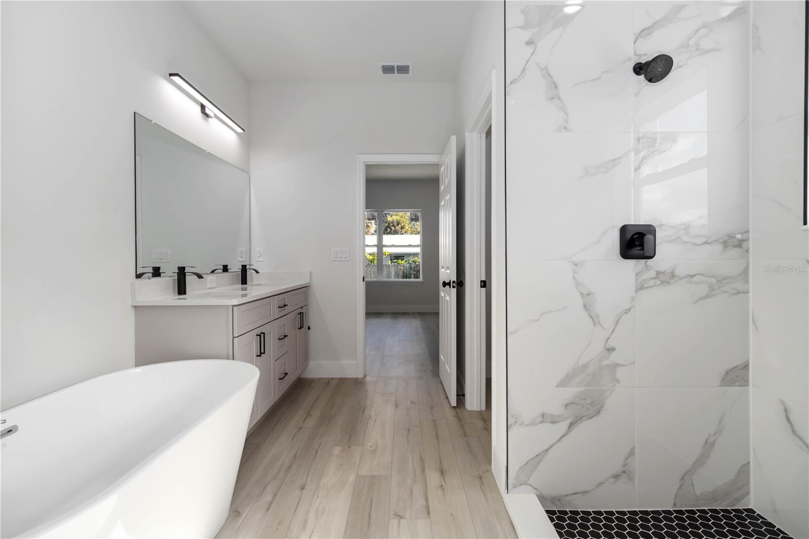 1043 YAKUTAT AVENUE SE