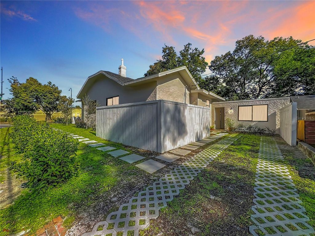 Photo of 1000 E Anderson Street, Orlando, FL 32801 (MLS # O6369313)