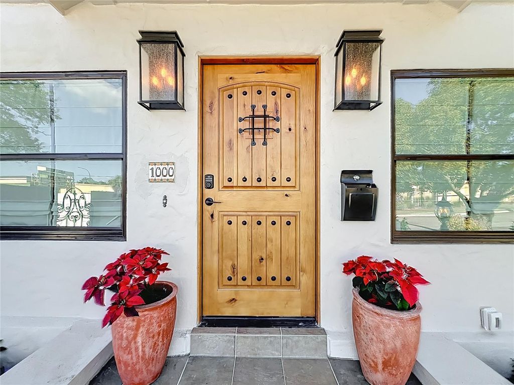 Photo of 1000 E Anderson Street, Orlando, FL 32801 (MLS # O6369313)