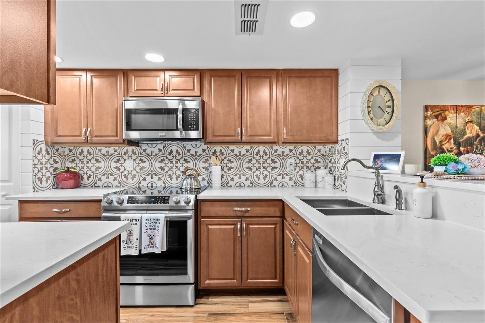 FOX CHASE TWNHMS - Residential