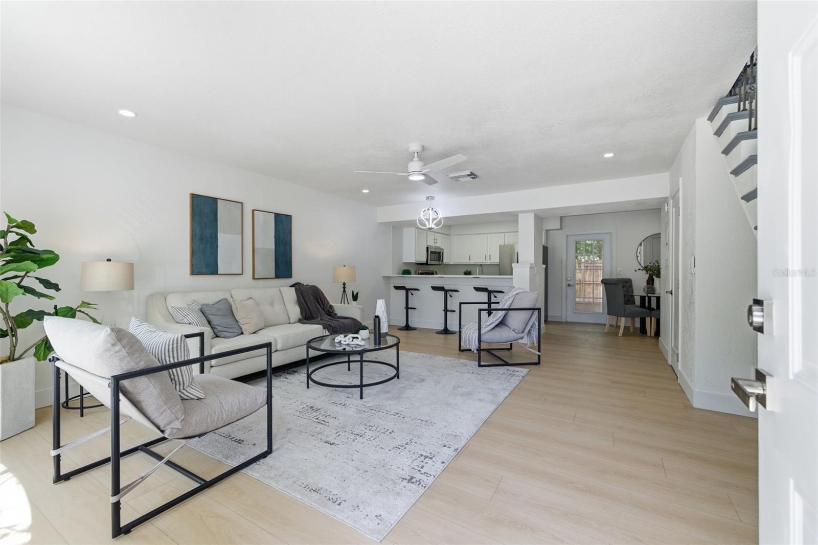 1555 CHATEAUX DE VILLE COURT