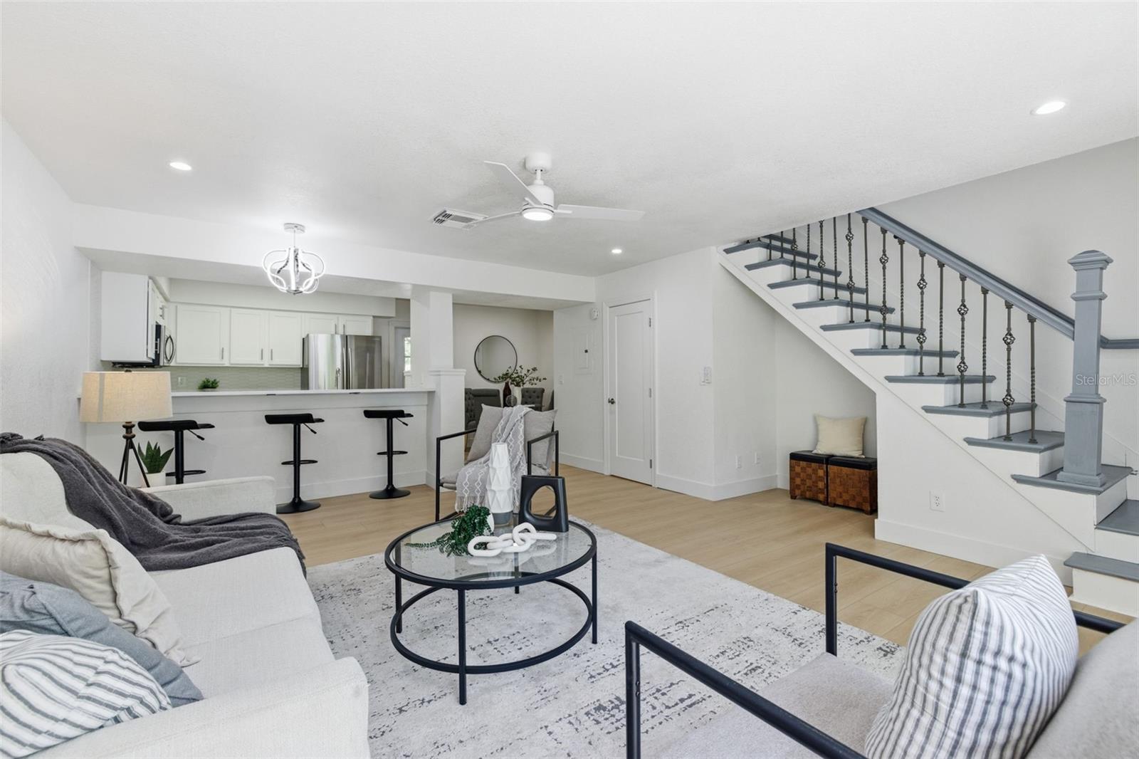 1555 CHATEAUX DE VILLE COURT