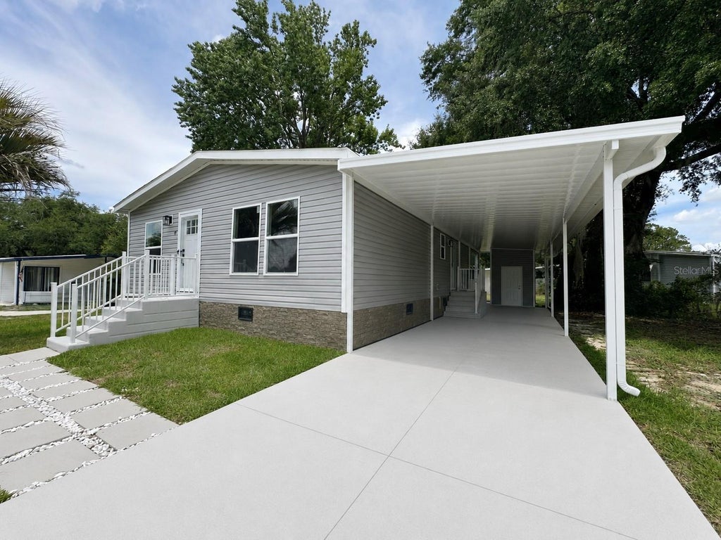 Photo of 18 Robin Road, Wildwood, FL 34785 (MLS # G5119360)