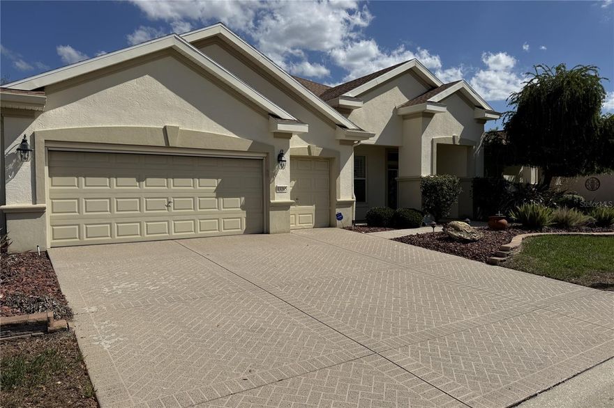 For those seeking exceptional golf course views in a 55+ gated community, this well-appointed Lexington Model (3 bedrooms, 2 baths plus an office) presents a prime opportunity. Situated directly on the fairway, the property showcases expansive panoramic vistas. The elegant double-door entry leads to impressive sightlines across the golf course. A spacious kitchen—complete with backsplash, island, and dedicated desk area—flows seamlessly into the generous family room. Both formal dining and living rooms are ideal for entertaining guests. The split floor plan offers privacy for visitors, while the sizable master suite provides direct access to the enclosed lanai. Additional features include a two-car garage and a separate golf cart garage.

Residents can enjoy Spruce Creek GCC's extensive amenities: guard-gated security, three swimming pools, a fitness center, walking trails, baseball field, pickleball and basketball courts, billiards room, clubs, social activities, clubhouse, restaurant, and more. There are no bonds or CDD fees. It is conveniently located near The Villages, lakes, restaurants, shopping, hospitals, and medical facilities. Contact us today to schedule a private showing.