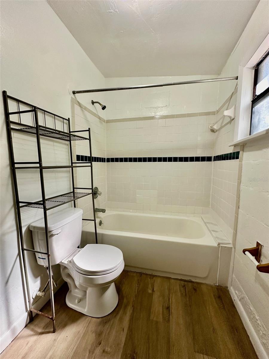 HARRIS ESTATE HARRIS LANDS REPL E 1/2 - Residential Lease