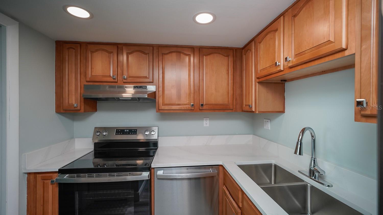 THREE PALMS POINTE CONDO - Residential