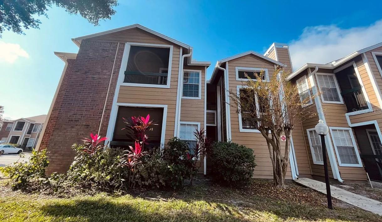 Wonderful APARTMENT , move-in ready 2-bedroom 2-bathroom condo in one of Orlando’s most central and convenient locations available. two gorgeous Swimming Pools, Elegant Club house, Private Fitness Center, Children’s Playground, Executive Business Center, Lake Front Seating, BBQ and Picnic Areas, Bike and Walking Trails, Lighted Tennis Court, Volley Ball Court, Media & Entertainment Center, Party Kitchen,……this community has it all! Very close to restaurants, Walmart, stores, 5 minutes from Orlando International Airport, 10 minutes from Downtown Orlando, 20 minutes from the major Theme Parks. This second floor unit with covered and screened front porch features an open floorpan with open kitchen and a split layout with a bedroom on each side of the living area. The combined Living Room, Dining Room, and Kitchen area has volume ceilings and a Breakfast Bar .