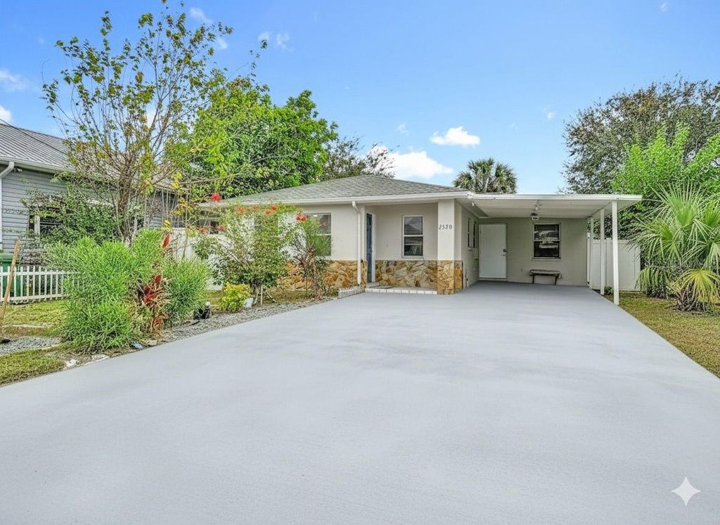 Photo of 2520 W Saint John Street, Tampa, FL 33607 (MLS # TB8453092)