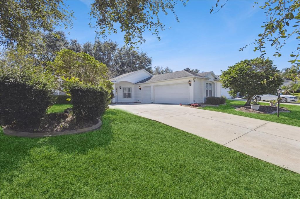 Photo of 4936 Sawgrass Lake Circle, Leesburg, FL 34748 (MLS # G5103329)