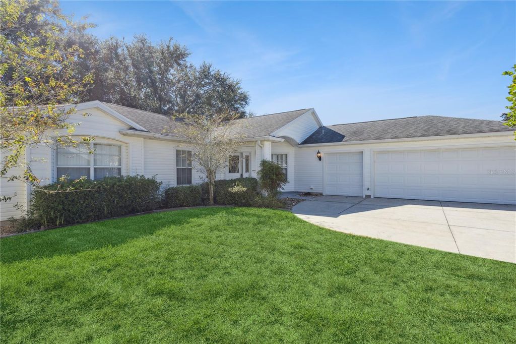 Photo of 4936 Sawgrass Lake Circle, Leesburg, FL 34748 (MLS # G5103329)