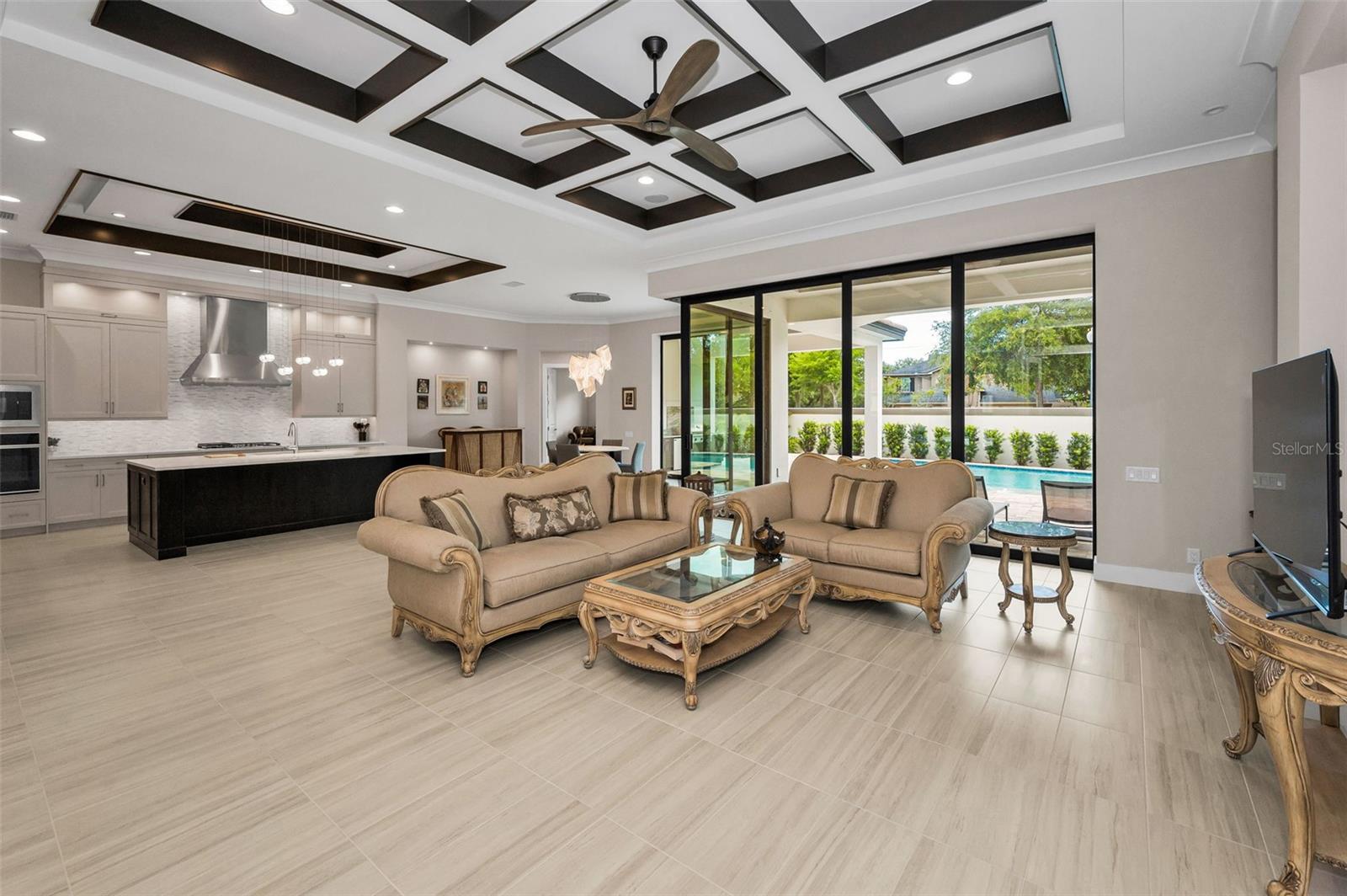 CHAMPIONS CLUB - Residential