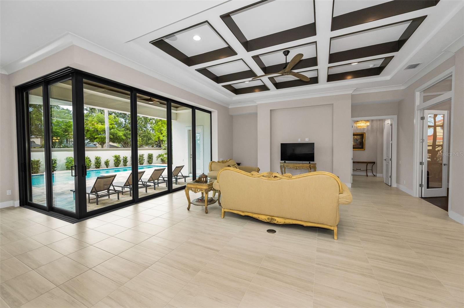 CHAMPIONS CLUB - Residential