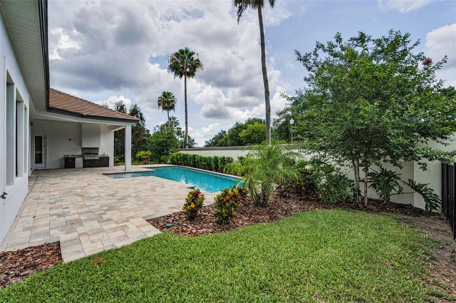 CHAMPIONS CLUB - Residential