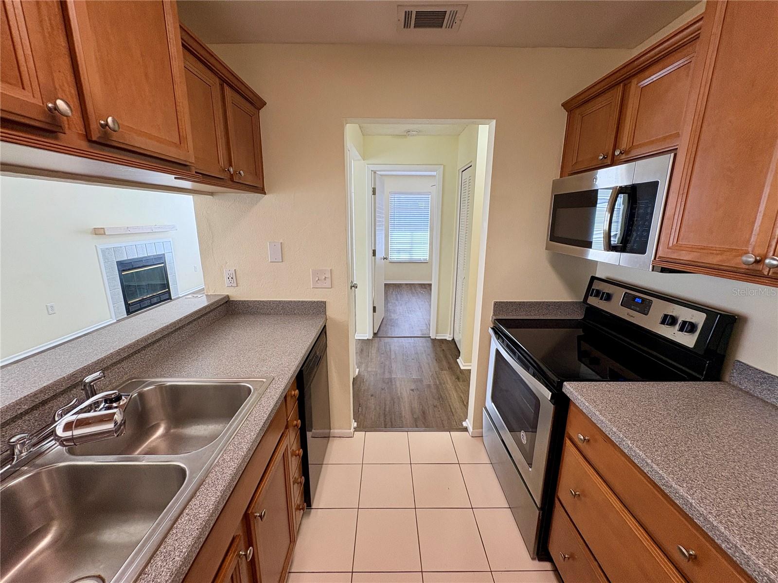 MIRROR LAKE - Residential Lease