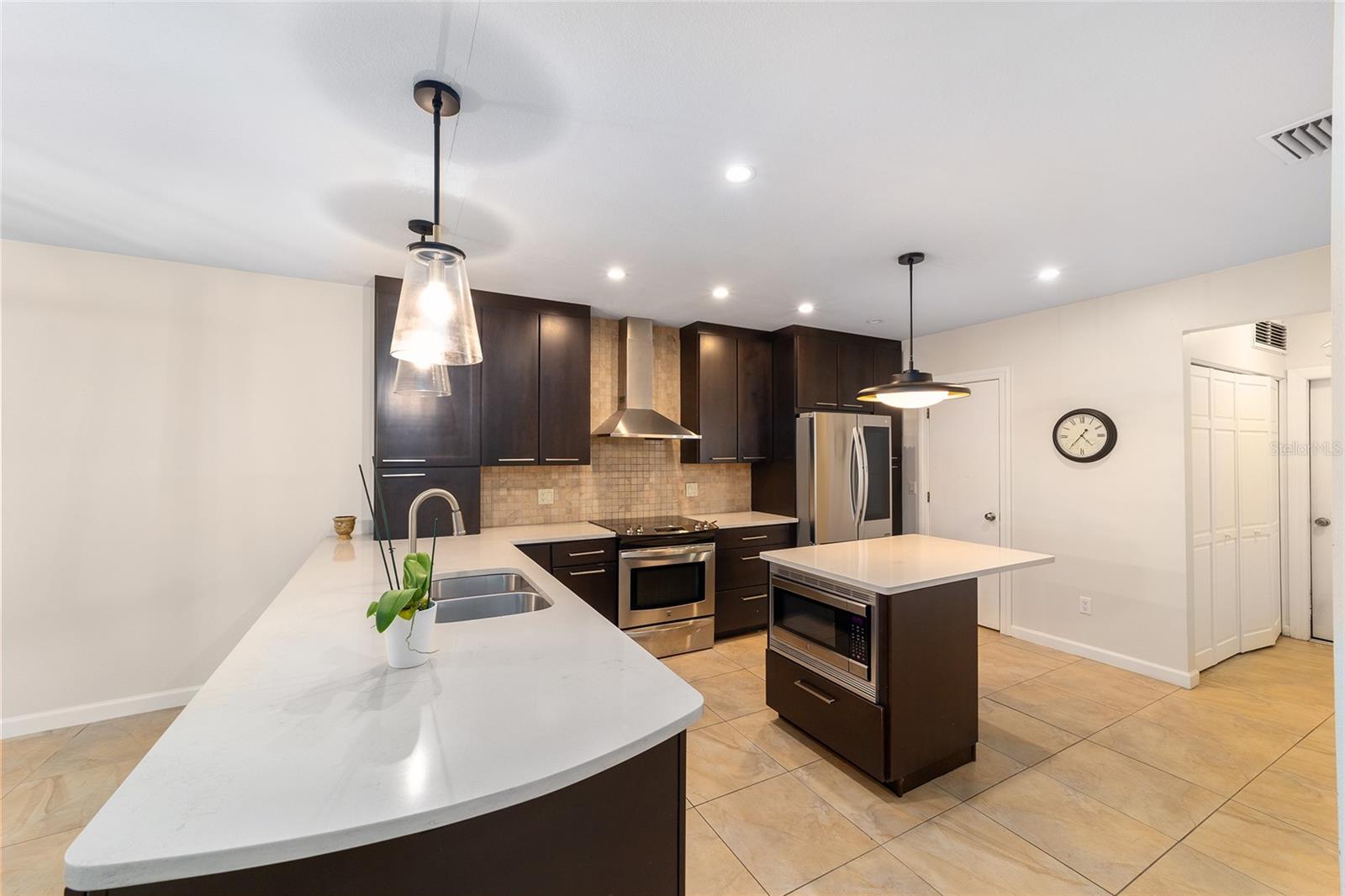 LAUREL LAKE VILLAS HOMEOWNERS ASSOC - Residential