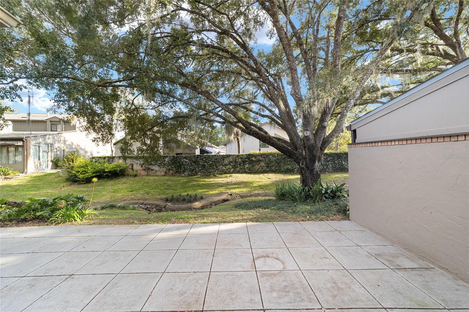 LAUREL LAKE VILLAS HOMEOWNERS ASSOC - Residential