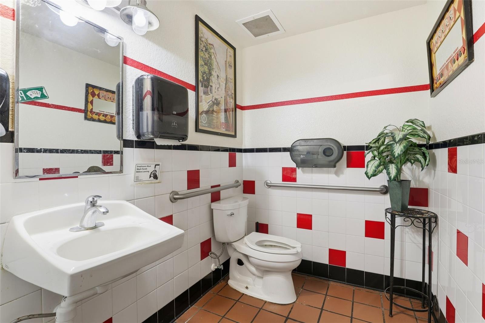 UNIVERSITY CENTER 43/59 - Commercial Lease