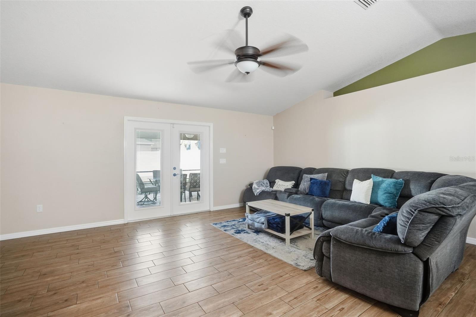 LAUREL OAKS SUB - Residential