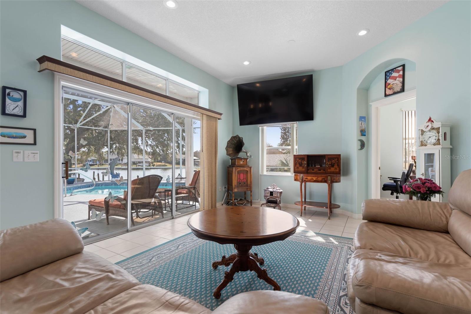 COUNTRY CLUB COVE - Residential