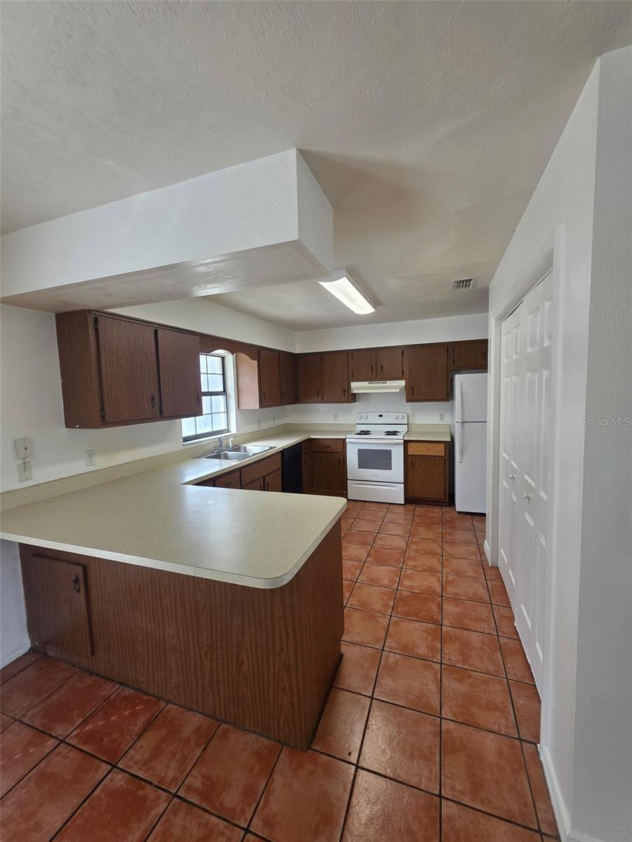 BORDERING OAKS - Residential Lease