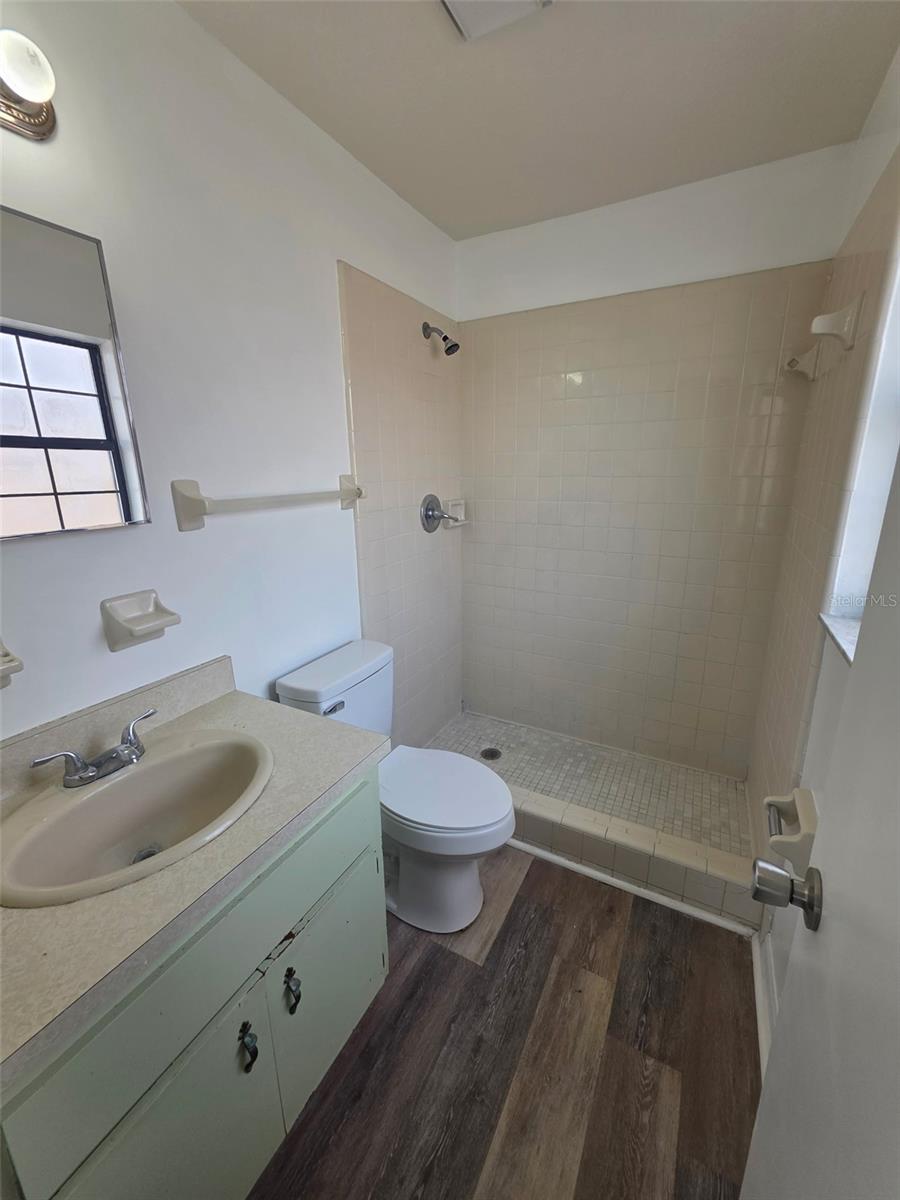 BORDERING OAKS - Residential Lease