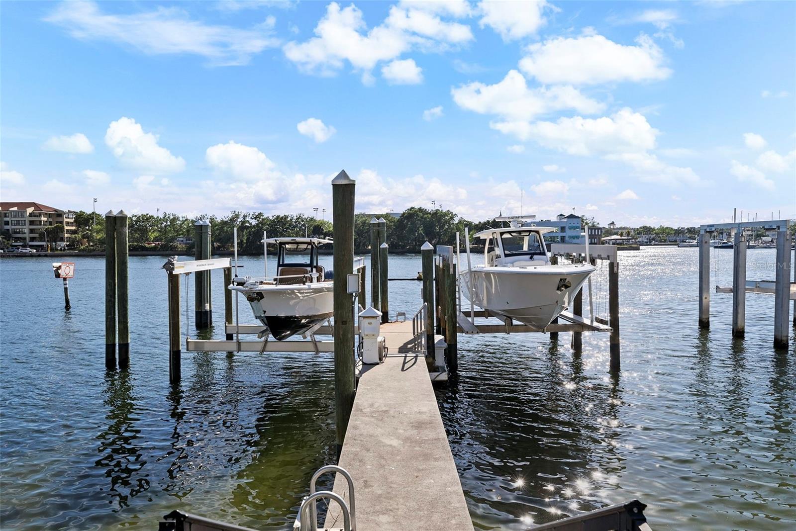 ST TROPEZ AT HARBOUR ISLAND PH - Residential