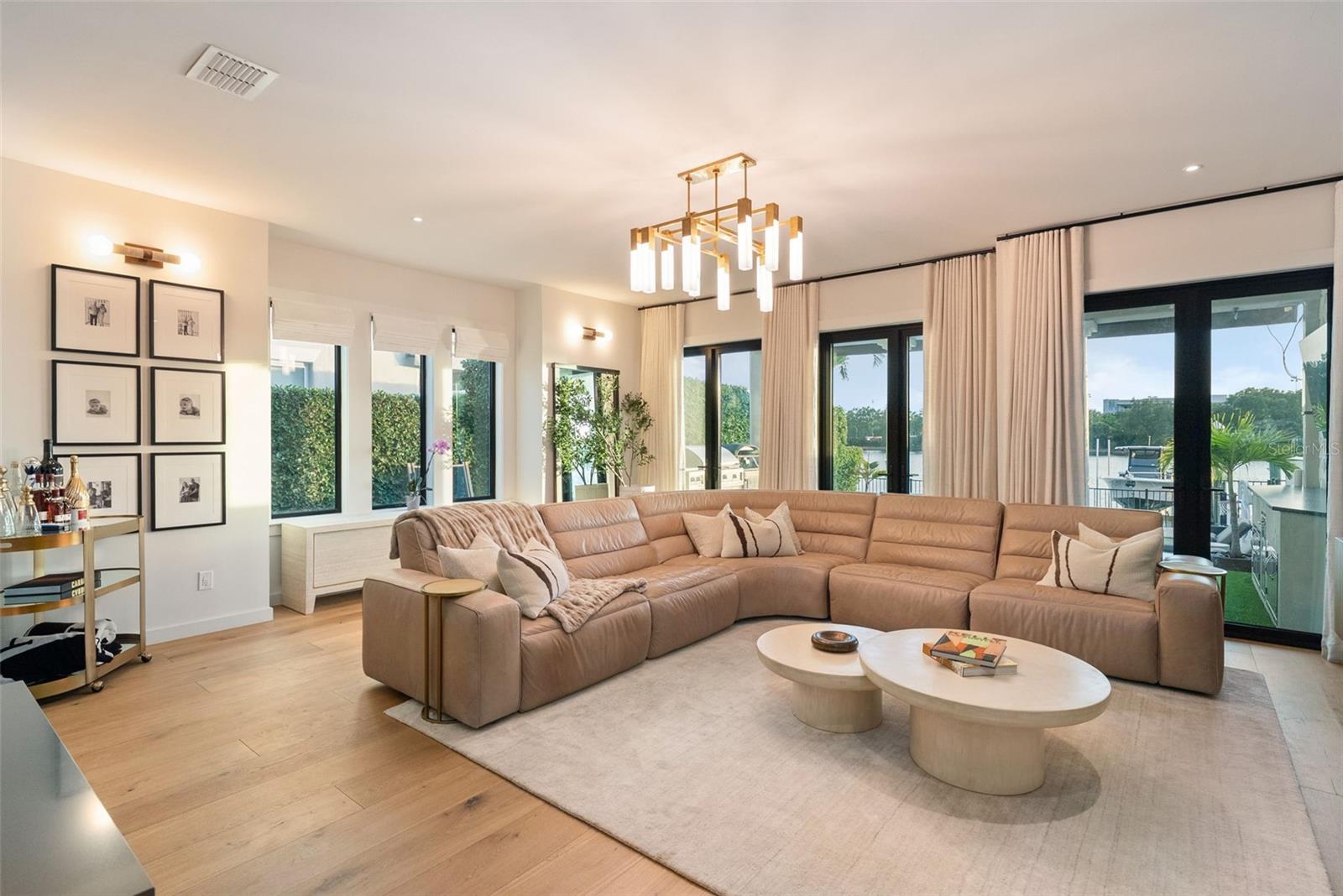 ST TROPEZ AT HARBOUR ISLAND PH - Residential