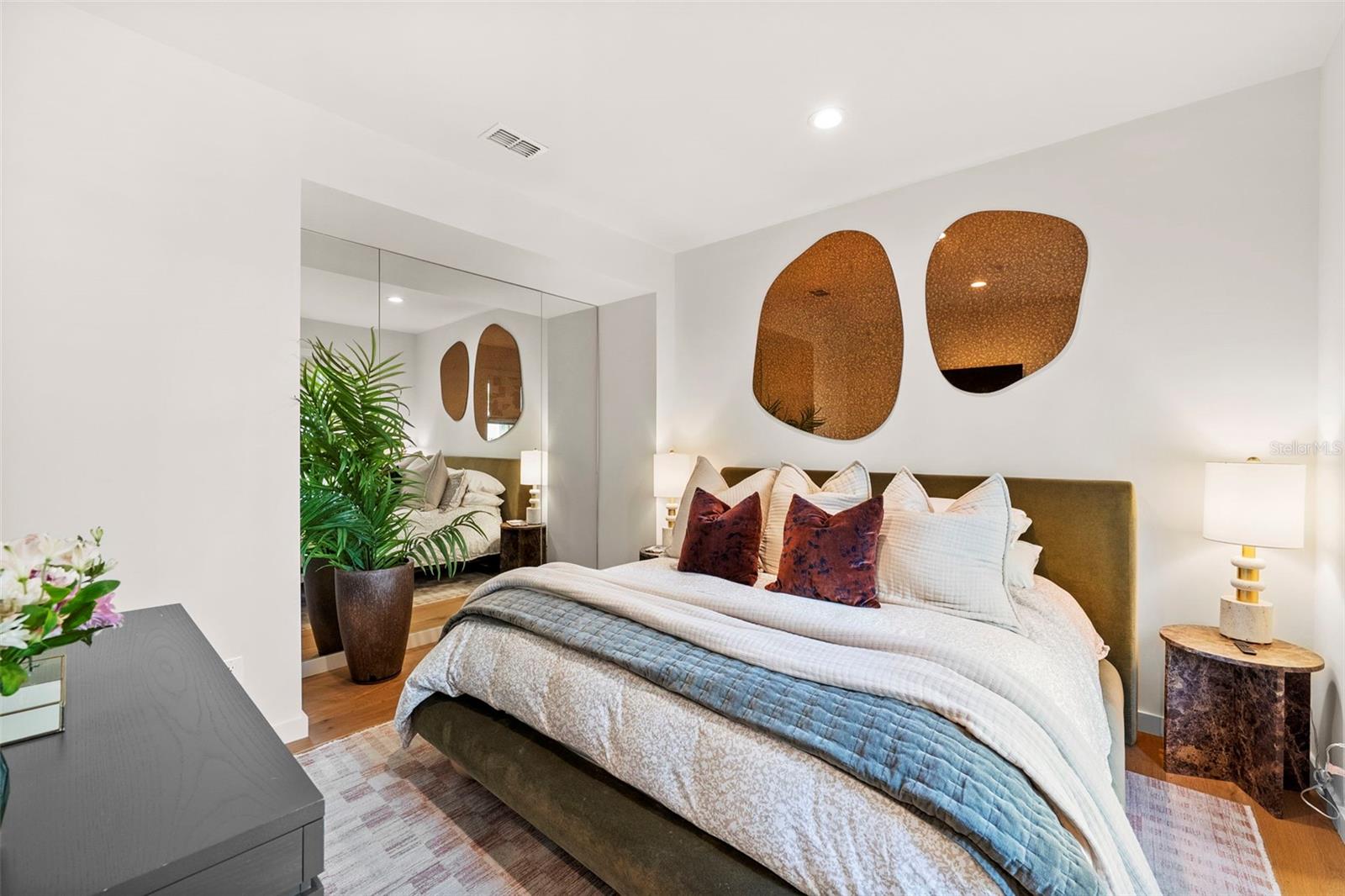 ST TROPEZ AT HARBOUR ISLAND PH - Residential