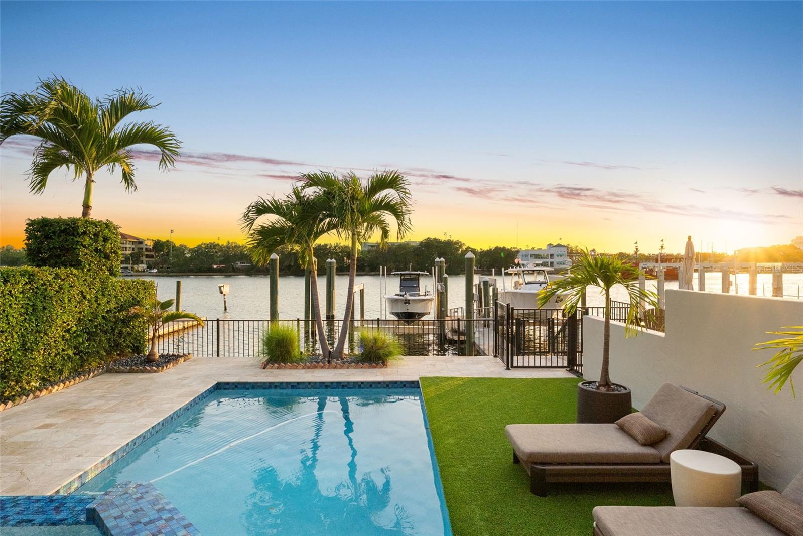 ST TROPEZ AT HARBOUR ISLAND PH - Residential