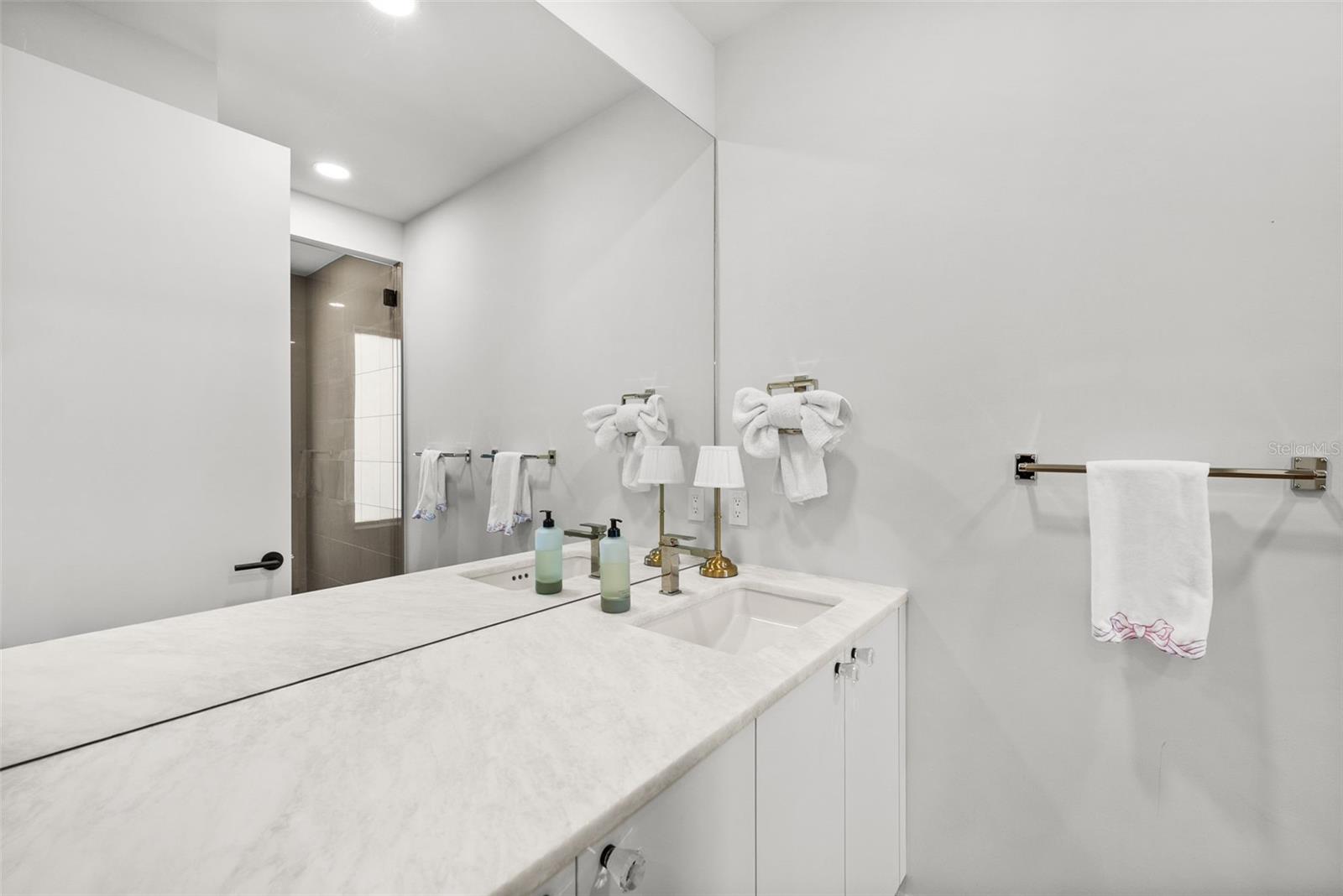ST TROPEZ AT HARBOUR ISLAND PH - Residential