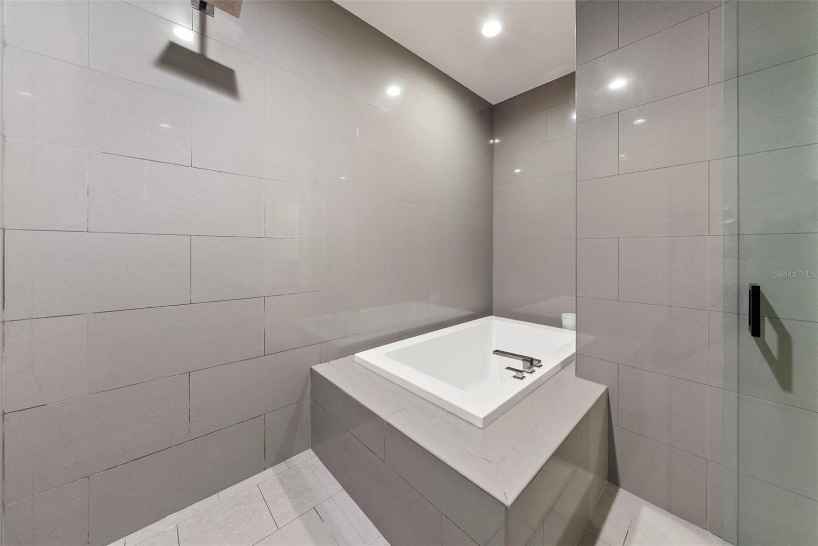 ST TROPEZ AT HARBOUR ISLAND PH - Residential