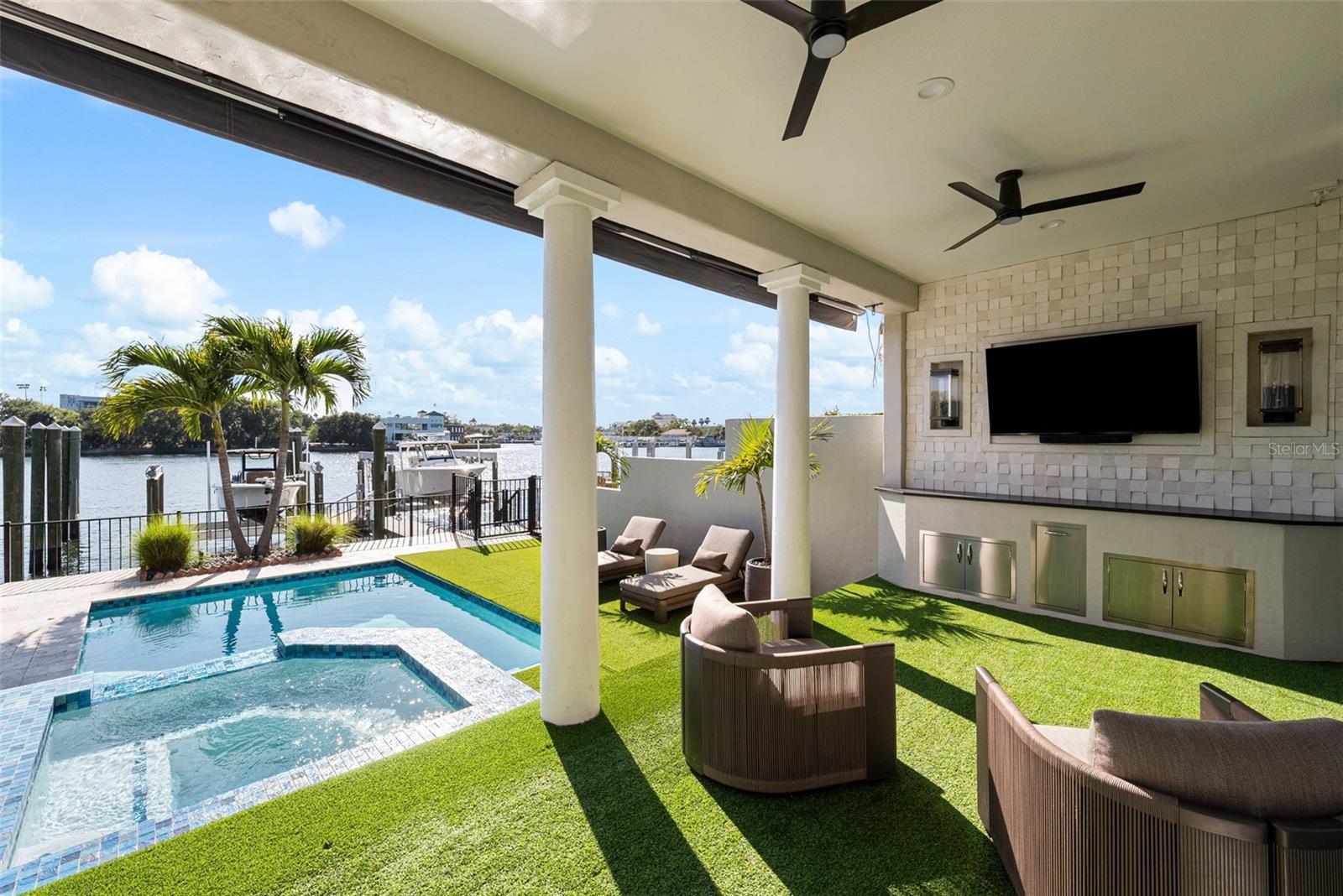 ST TROPEZ AT HARBOUR ISLAND PH - Residential