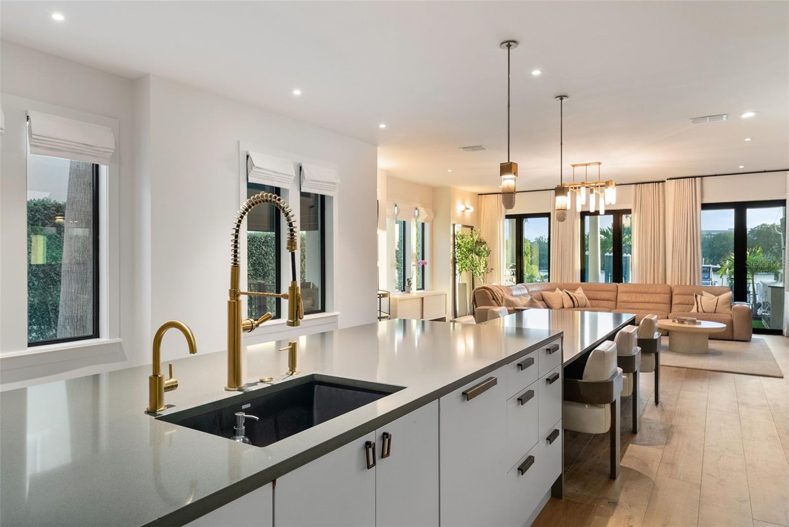 ST TROPEZ AT HARBOUR ISLAND PH - Residential