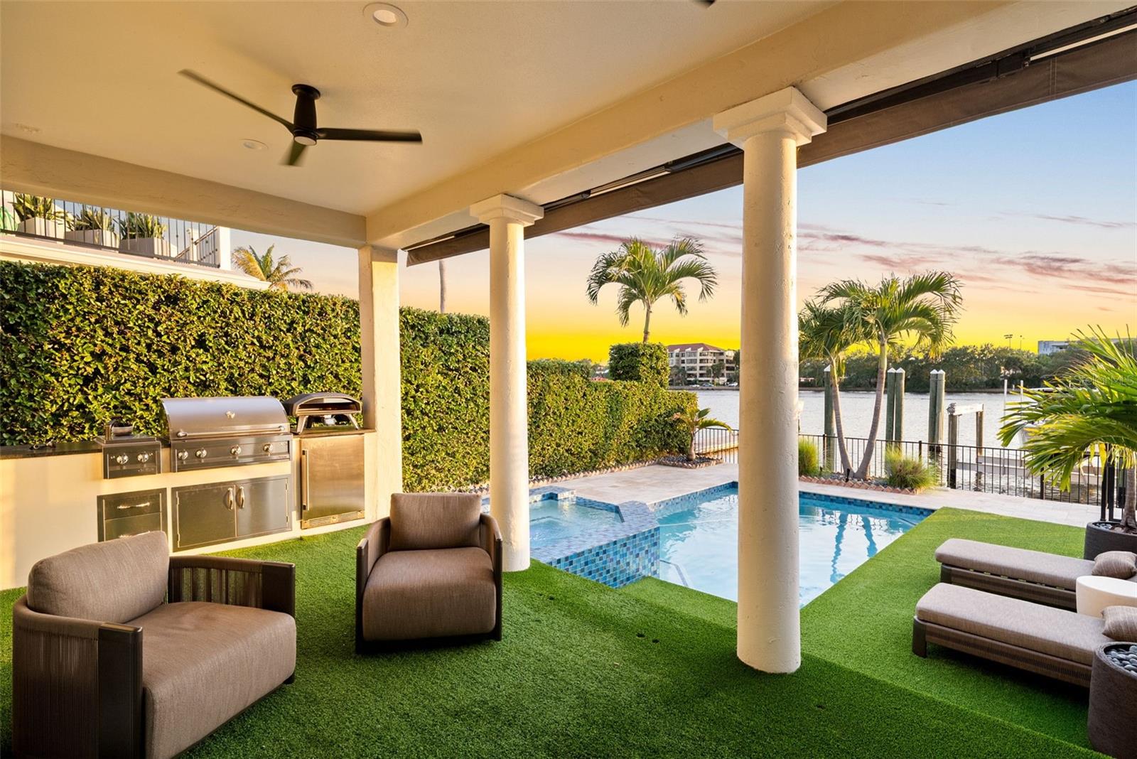 ST TROPEZ AT HARBOUR ISLAND PH - Residential