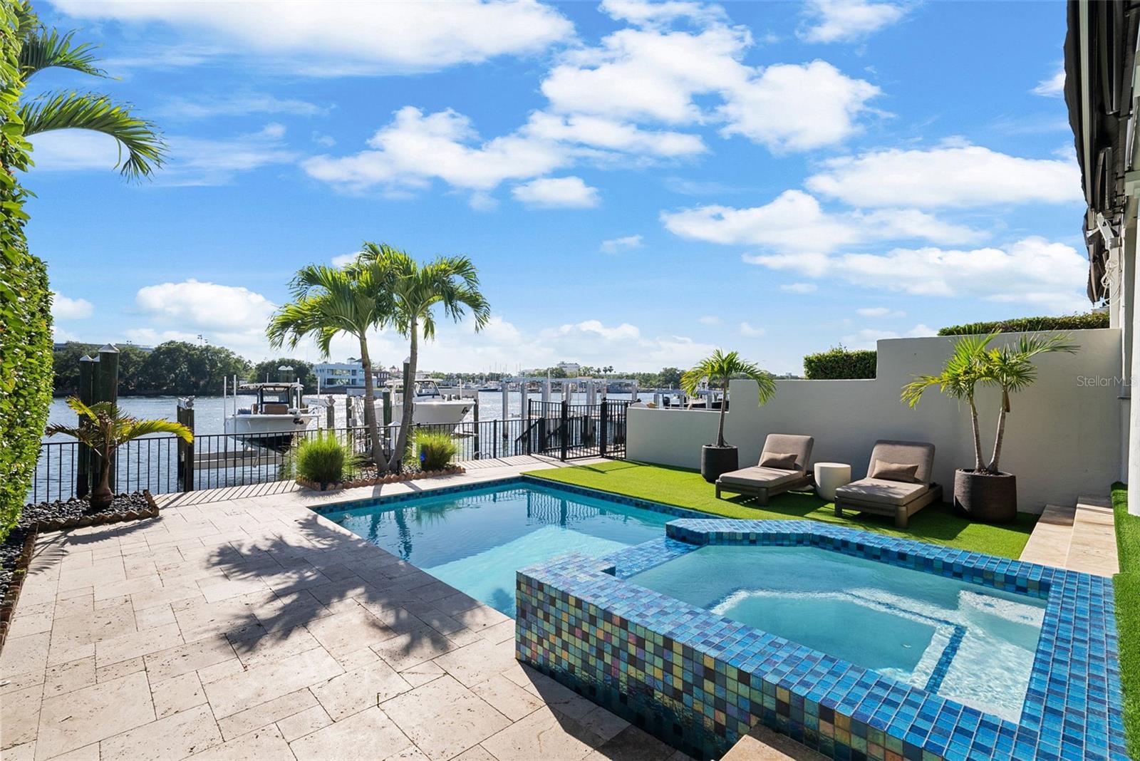 ST TROPEZ AT HARBOUR ISLAND PH - Residential