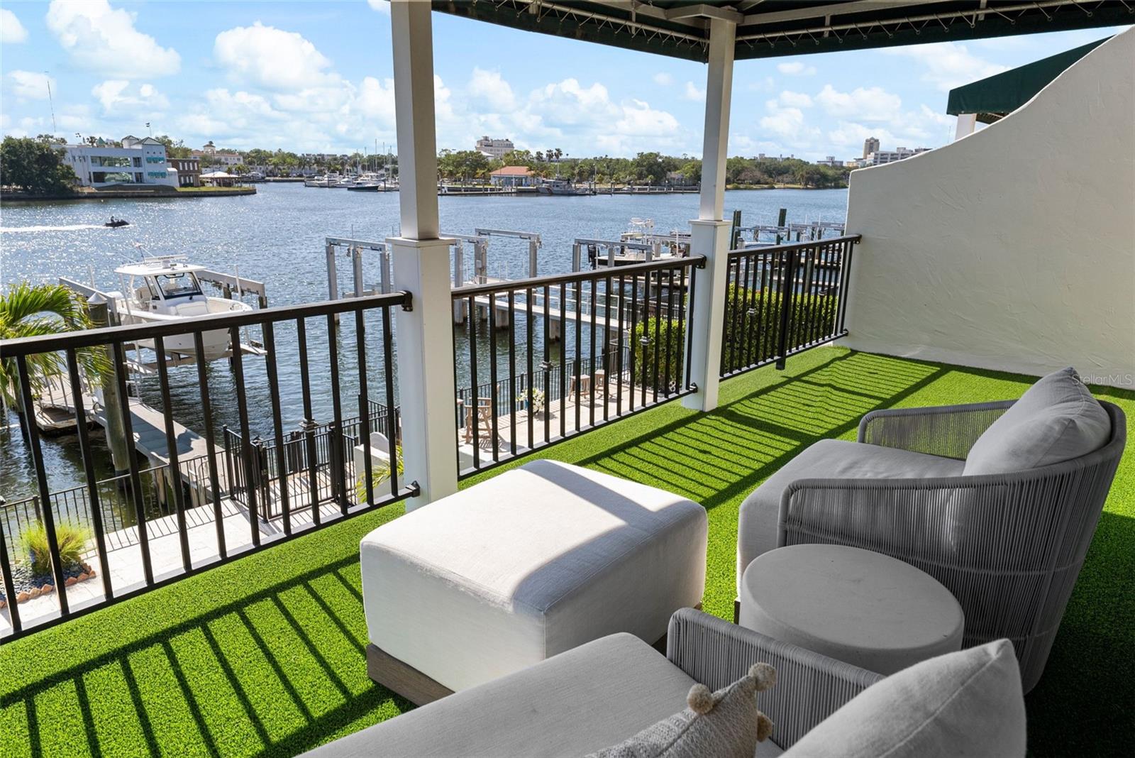 ST TROPEZ AT HARBOUR ISLAND PH - Residential