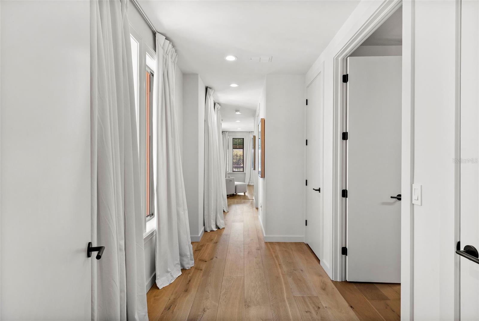 ST TROPEZ AT HARBOUR ISLAND PH - Residential