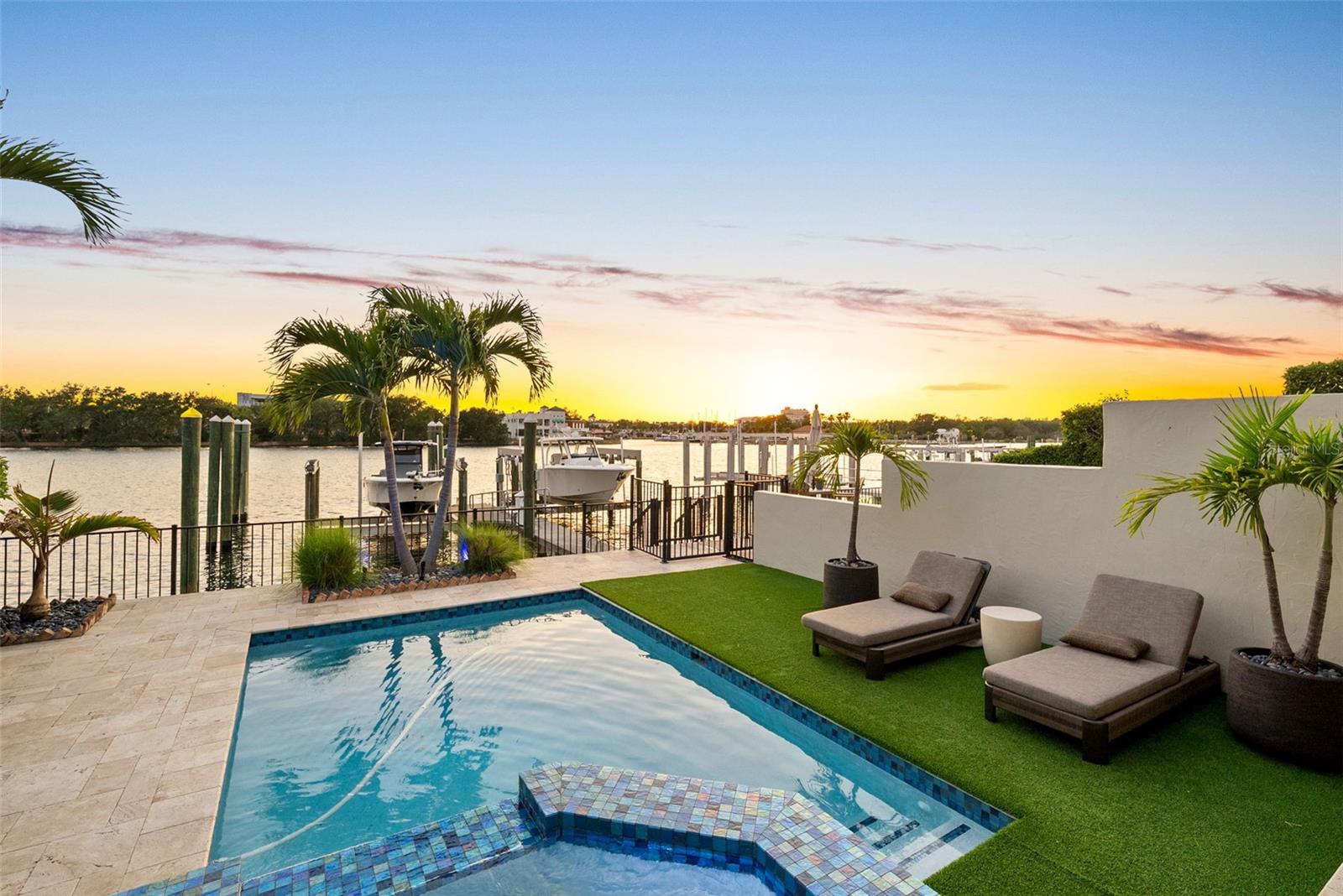 ST TROPEZ AT HARBOUR ISLAND PH - Residential