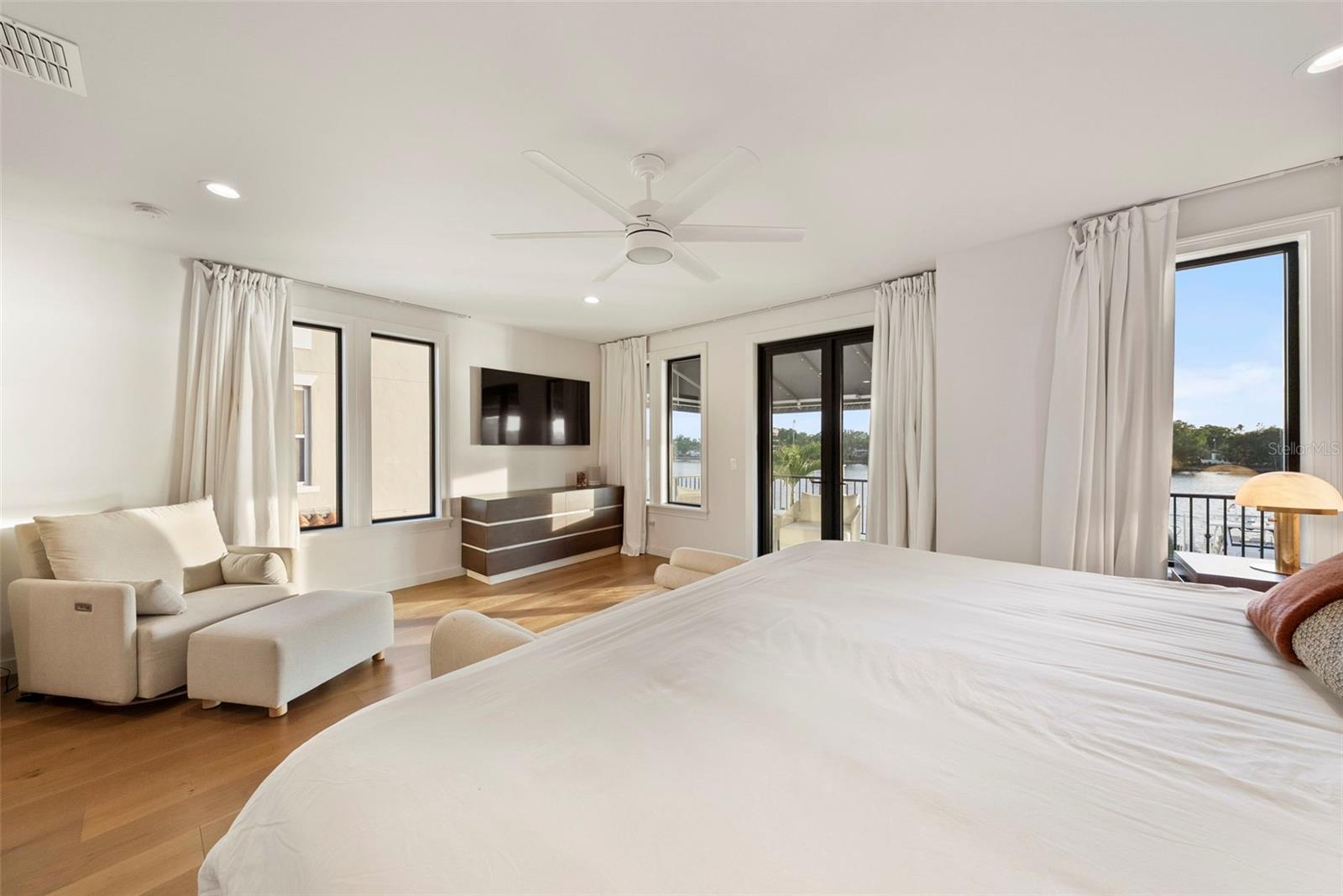 ST TROPEZ AT HARBOUR ISLAND PH - Residential