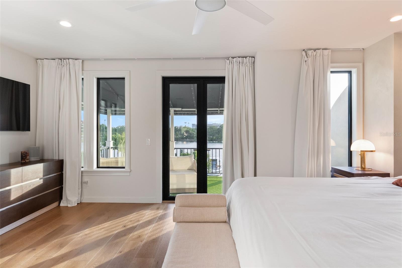 ST TROPEZ AT HARBOUR ISLAND PH - Residential